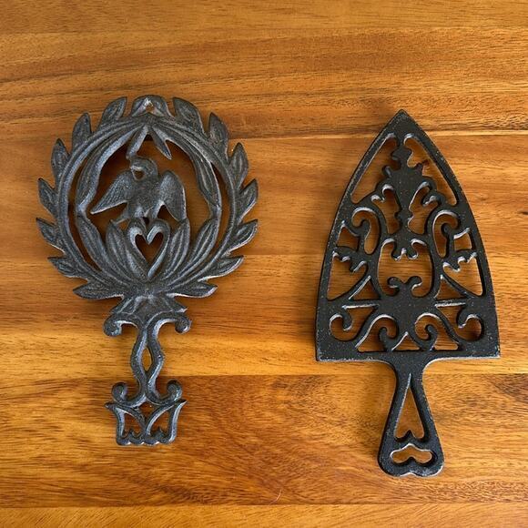 Vintage Cast Iron Trivet Spade and Eagle set of 2 Trivets Metal Decor Kitchen - Picture 1 of 4